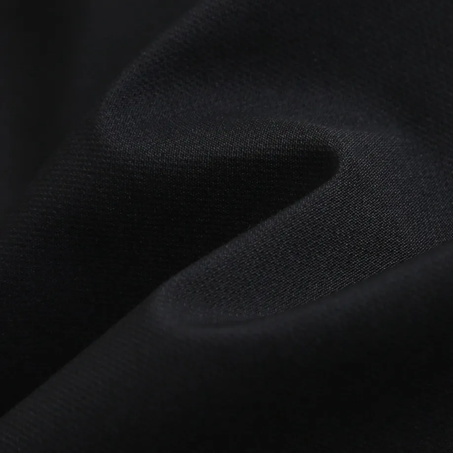P980 Ralph Lauren Pony Embroidered Hooded Down Jacket (Black) The inner filling is made of high-quality 90 white duck down with a weight of 220g, ensuring excellent thermal insulation performance. After strict screening and processing, the velvet is not easy to get drilled, ensuring durability. The fabric is made of high-density nylon taffeta with a density of about 210T-300T, with a smooth and slightly matte surface, excellent windproof and waterproof properties (with DWR water-repellent treatment), strong wrinkle resistance and easy care, in line with the American casual positioning of "durable and practical". The lining fabric is made of 100% polyamide. The high-density and tight weaving process prevents fine lint from emerging from the gaps in the fabric. The smooth surface improves the putting on and taking off experience, and the excellent wear and tear resistance ensures damage caused by frequent use, while the light and soft texture does not affect the overall weight. The classic jacket has a slightly loose fit, slightly dropped shoulder line (shoulder width is 1-2cm wider than the standard fit), is hip-length, and has slightly tapered straight sleeves, taking into account both freedom of movement and casual style. The adjustable Velcro on the cuffs allows you to freely adjust the tightness according to the thickness of your wrist and personal preferences, effectively preventing cold wind from intruding, and improving the warmth performance. In terms of storage, the two front zipper pockets are convenient for you to place frequently used items, and the zipper design ensures that items are not easily lost. A built-in pocket on the left side of the chest provides a safe storage space for some small private items. The drawstring design at the hem allows you to adjust the shape of the jacket according to your body shape and dressing needs. Whether it is loose and casual or slim and neat, you can easily control it. Polo horse logo on the left chest: flat satin stitch embroidery (satin embroidery), the embroidery thread is 100% polyester high color fastness embroidery thread (the color number is consistent with the brand's standard red color card), the stitch density is 12-15 stitches/cm, the outline of the horse logo is clear, and the details of the rider and horse are burr-free. Size:S-M-L-XL